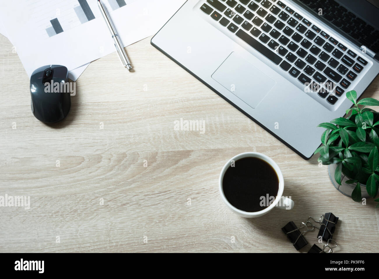 Aprire il notebook, documentazione e caffè nero sul tavolo per ufficio. Vista superiore, copia dello spazio. Foto Stock