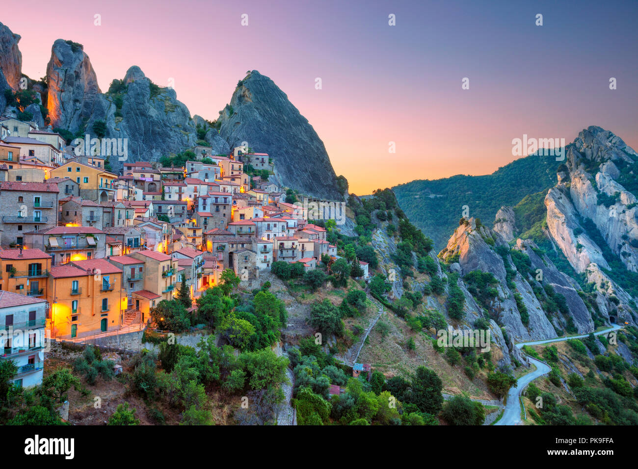 Castelmezzano, Italia. Cityscape immagine aerea della città medievale di Castelmazzano, Italia durante la bellissima alba. Foto Stock