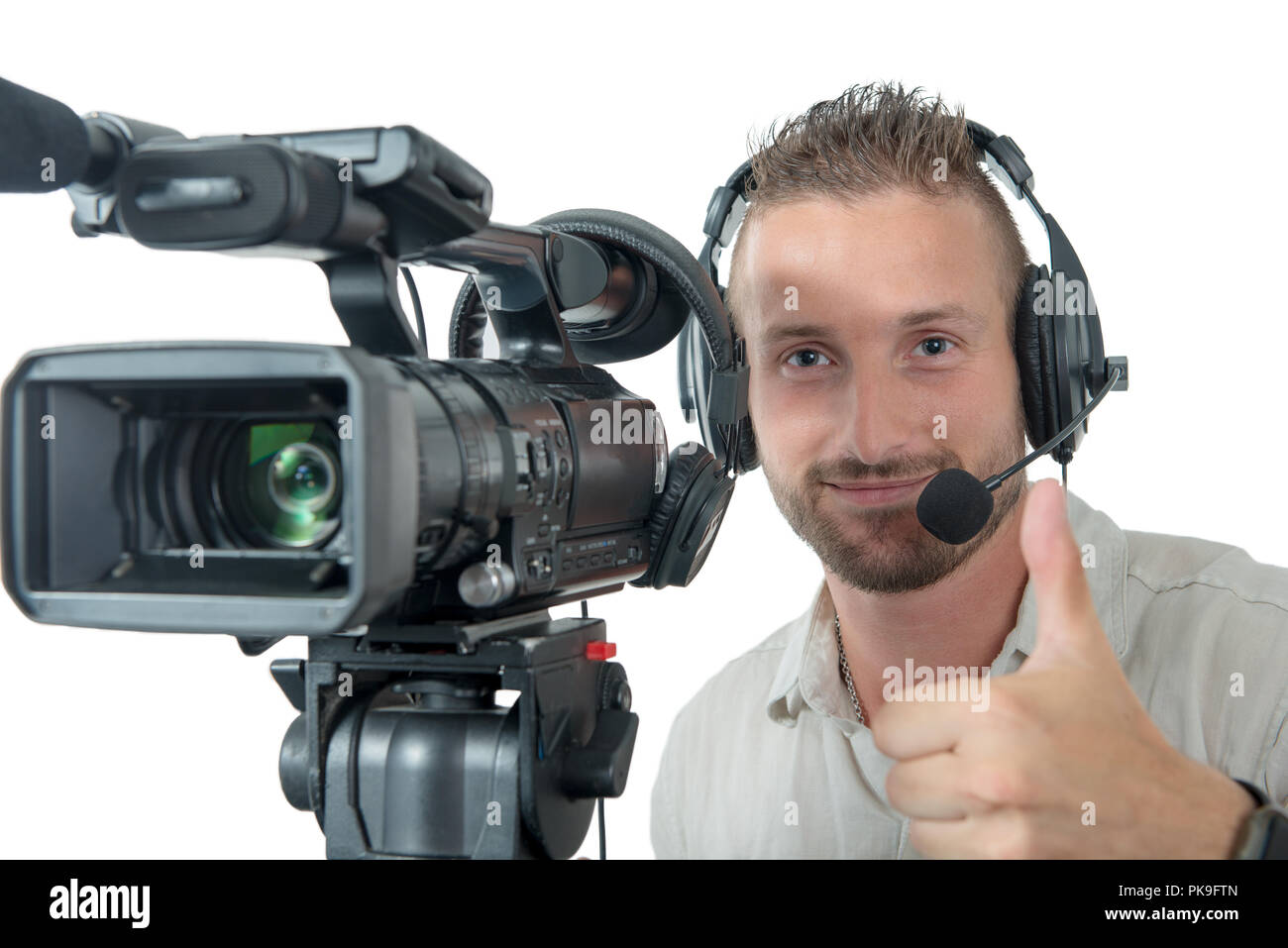 Un cameraman con videocamera professionale e cuffie isolato su sfondo  bianco Foto stock - Alamy
