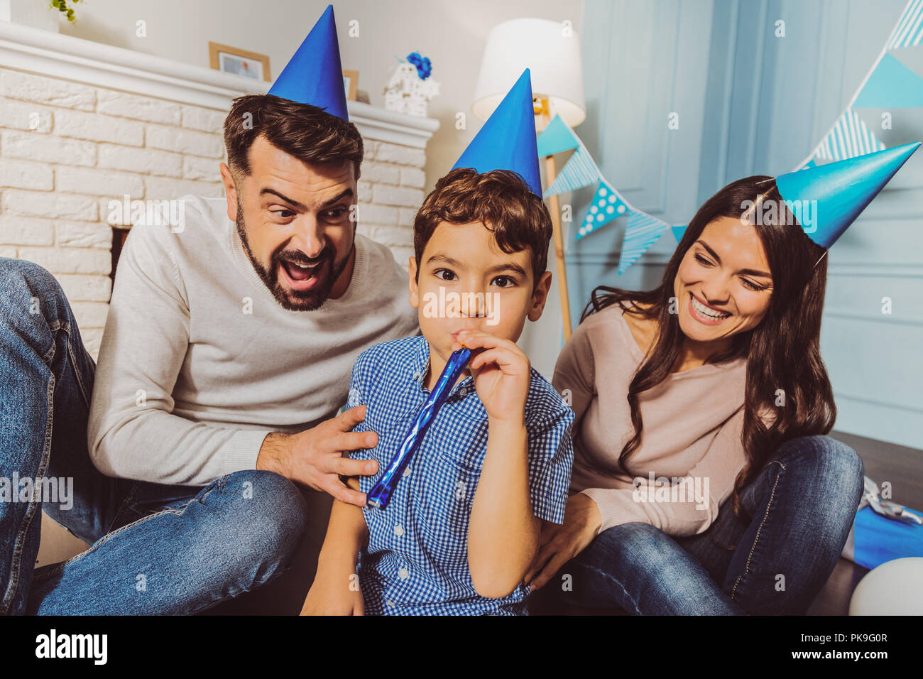 Amorevole famiglia Nizza godendo di festa di compleanno Foto Stock