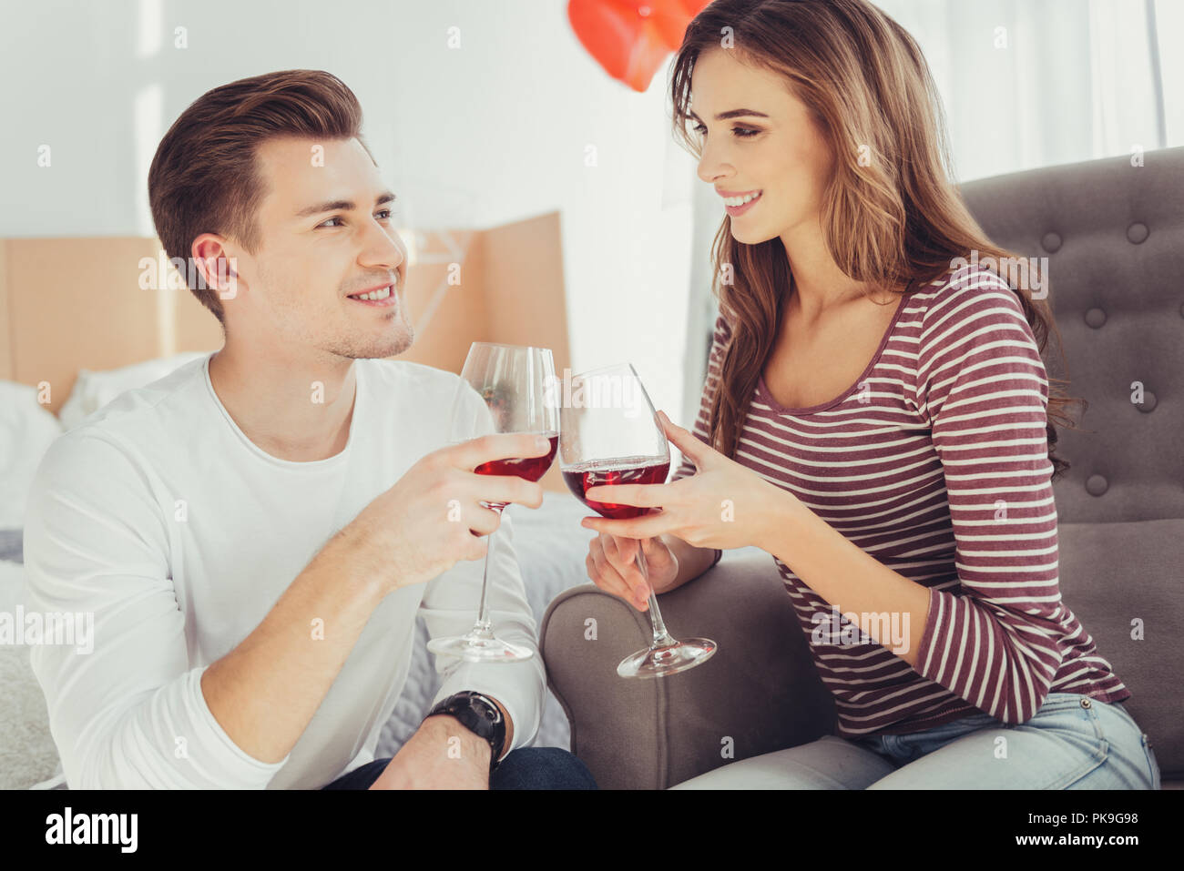 Ritratto di affascinanti gli amanti del vino da bere Foto Stock