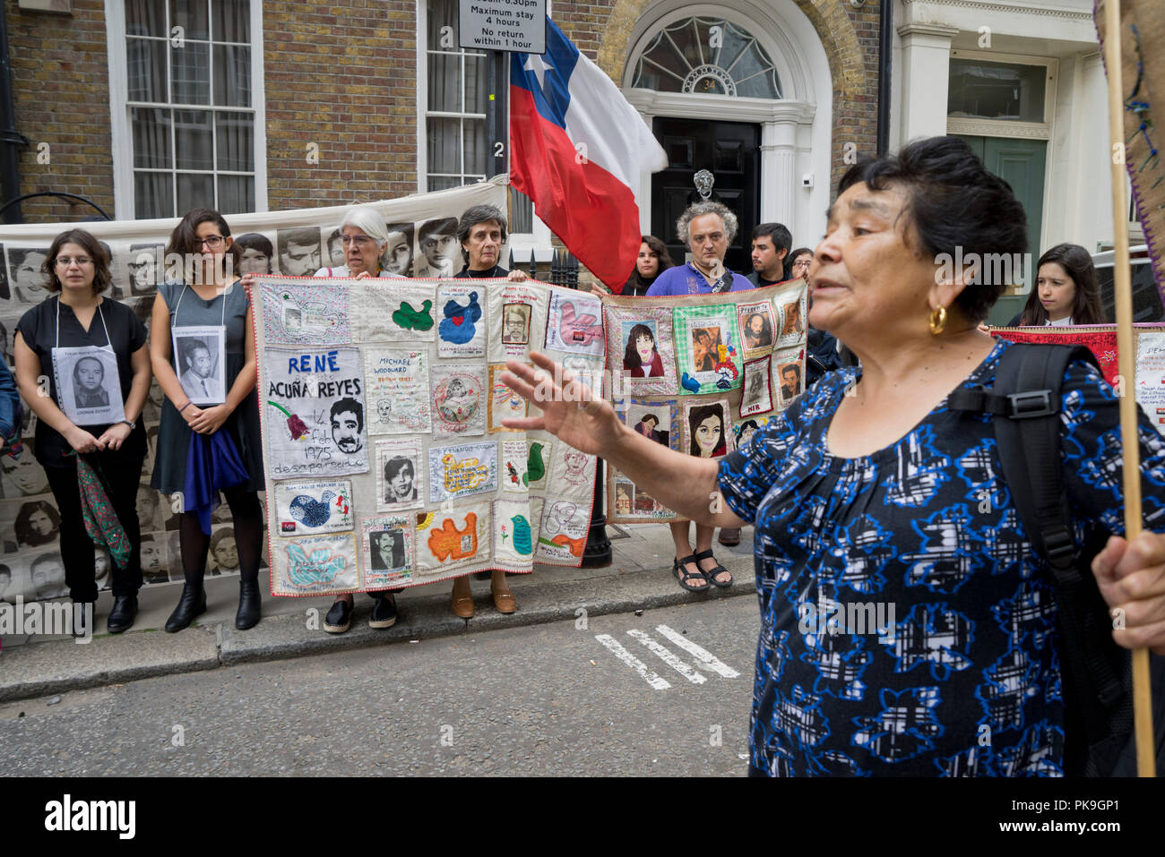 Ex esilio i prigionieri politici e le famiglie tappa una veglia al di fuori dell'ambasciata cilena visualizzazione patchworks a Londra per commemorare il quarantacinquesimo anniversario del 1973 il colpo di stato militare, quando migliaia di persone scomparse e ha ucciso e imprigionato dalla dittatura di Pinochet tra 1973-1989.Inghilterra,UK Foto Stock