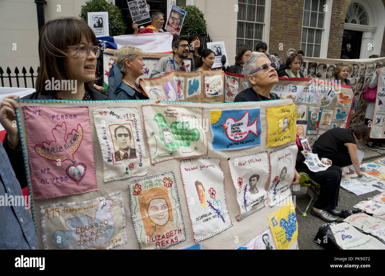 Ex esilio i prigionieri politici e le famiglie tappa una veglia al di fuori dell'ambasciata cilena visualizzazione patchworks a Londra per commemorare il quarantacinquesimo anniversario del 1973 il colpo di stato militare, quando migliaia di persone scomparse e ha ucciso e imprigionato dalla dittatura di Pinochet tra 1973-1989.Inghilterra,UK Foto Stock