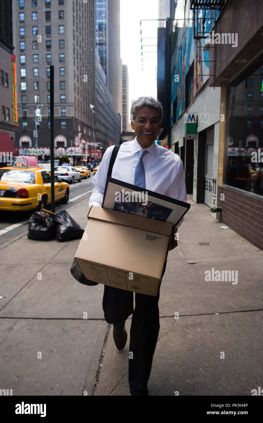 Un dipendente di Lehman Brothers Holdings Inc. realizza una scatola fuori della Lehman Brothers sede centrale globale a New York lunedì 15 settembre, 2008. Lehman ha presentato istanza di fallimento di protezione e rappresenta una delle più grandi banche di investimento a collassare dal 1990 il fallimento di Drexel Burnham Lambert durante la junk bond crisi. (© Francesca M. Roberts) Foto Stock