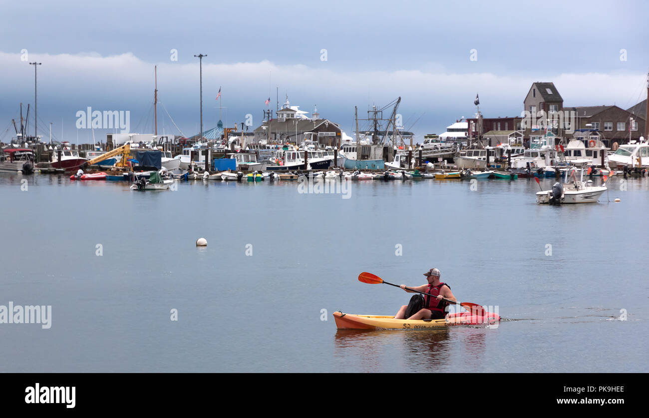 Kayaker Paddling da MacMillan in porto a Provincetown, Cape Cod, Massachusetts. Foto Stock