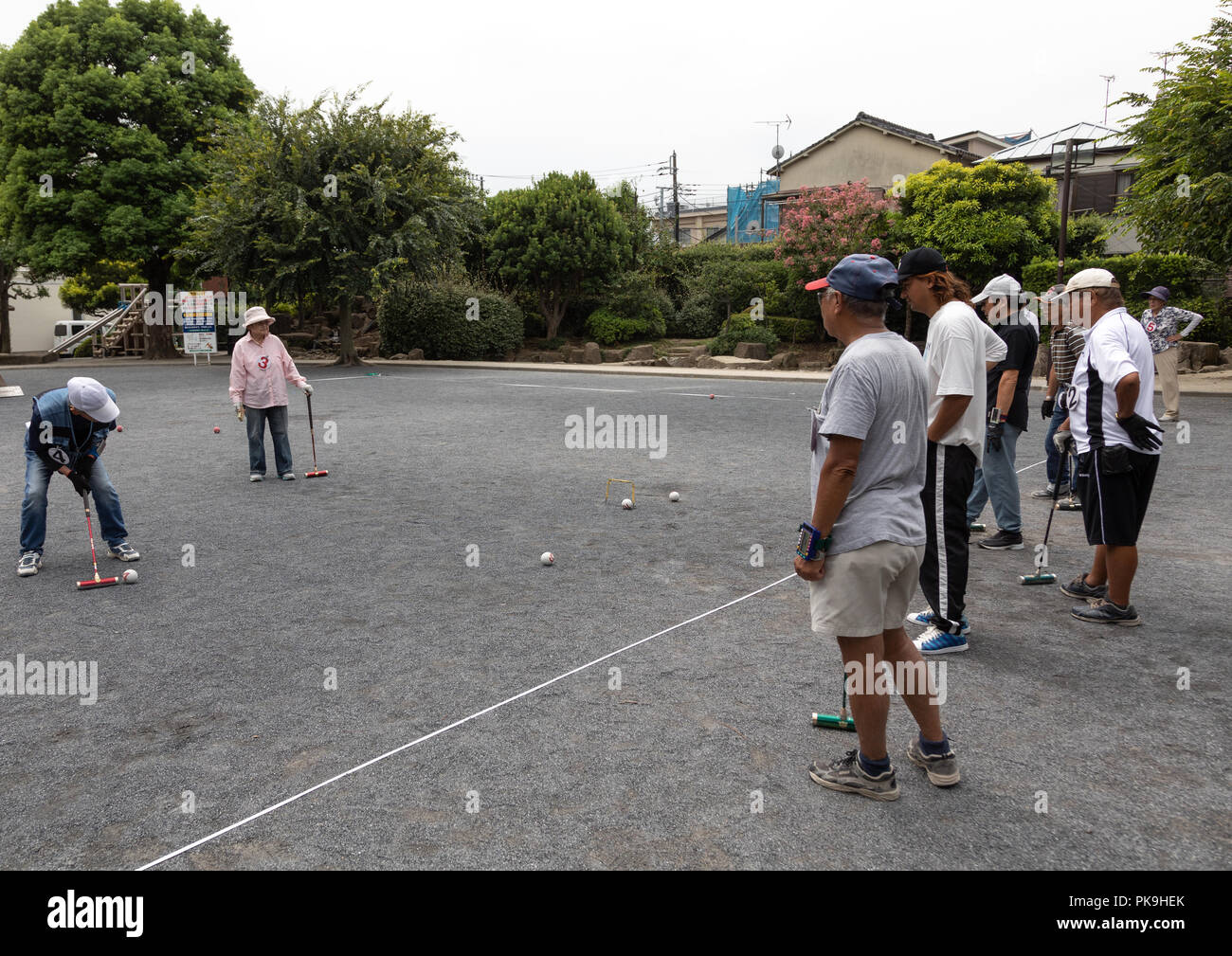 Senior il popolo giapponese giocando gateball, regione di Kanto, Tokyo, Giappone Foto Stock