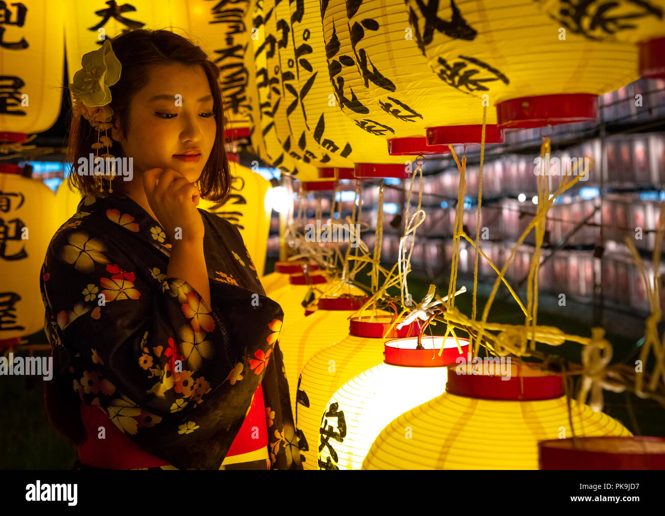 Donna Giapponese in yaukuta durante il santuario Gokoku Mitama matsuri Obon festival che celebra il ritorno degli spiriti dei morti, regione di Kyushu, Fukuoka Foto Stock