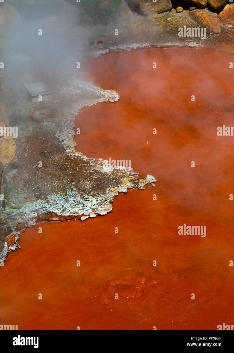 Orange fango termale inferno Kamado jigoku pentola di cottura inferno, prefettura di Oita, Beppu, Giappone Foto Stock