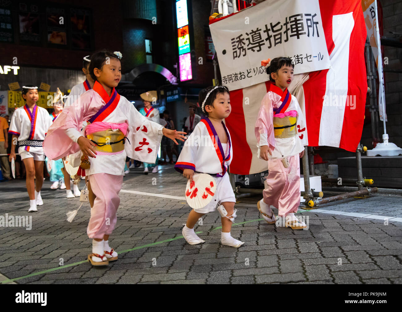 Bambini giapponesi durante la Koenji Awaodori dance estate street festival, regione di Kanto, Tokyo, Giappone Foto Stock