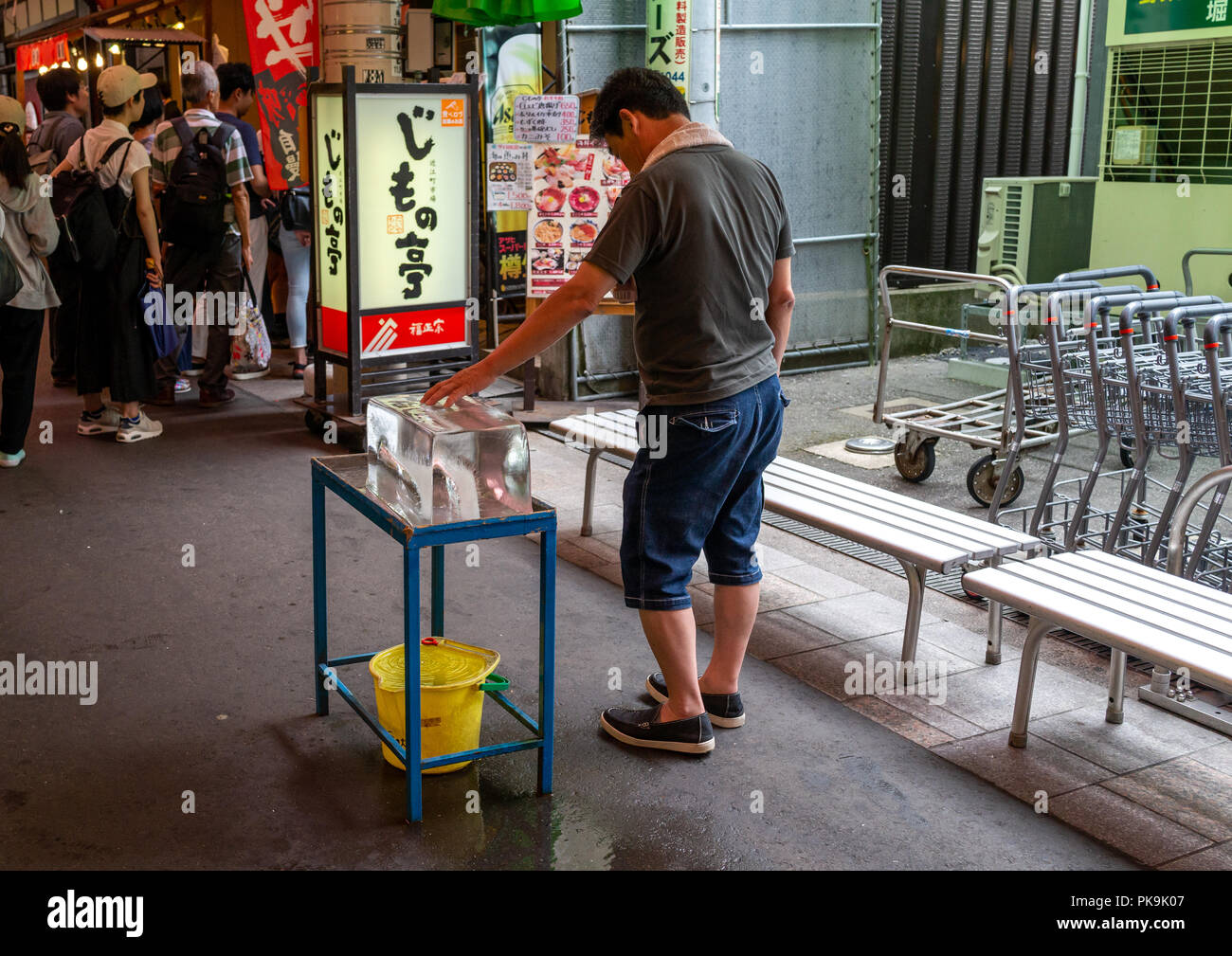 Il ghiaccio per lasciare alla gente di rinfrescarsi nel mercato omicho durante una ondata di caldo, Ishikawa Prefettura, Kanazawa, Giappone Foto Stock