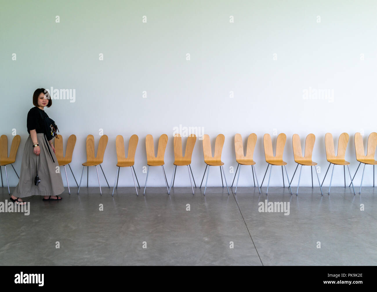 Sedie all'interno del XXI secolo museo di arte contemporanea, Ishikawa Prefettura, Kanazawa, Giappone Foto Stock