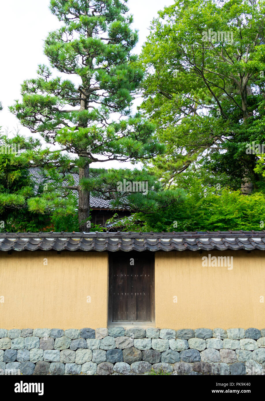 Stile tradizionale giapponese recinzione in Nagamachi samurai trimestre, Ishikawa Prefettura, Kanazawa, Giappone Foto Stock