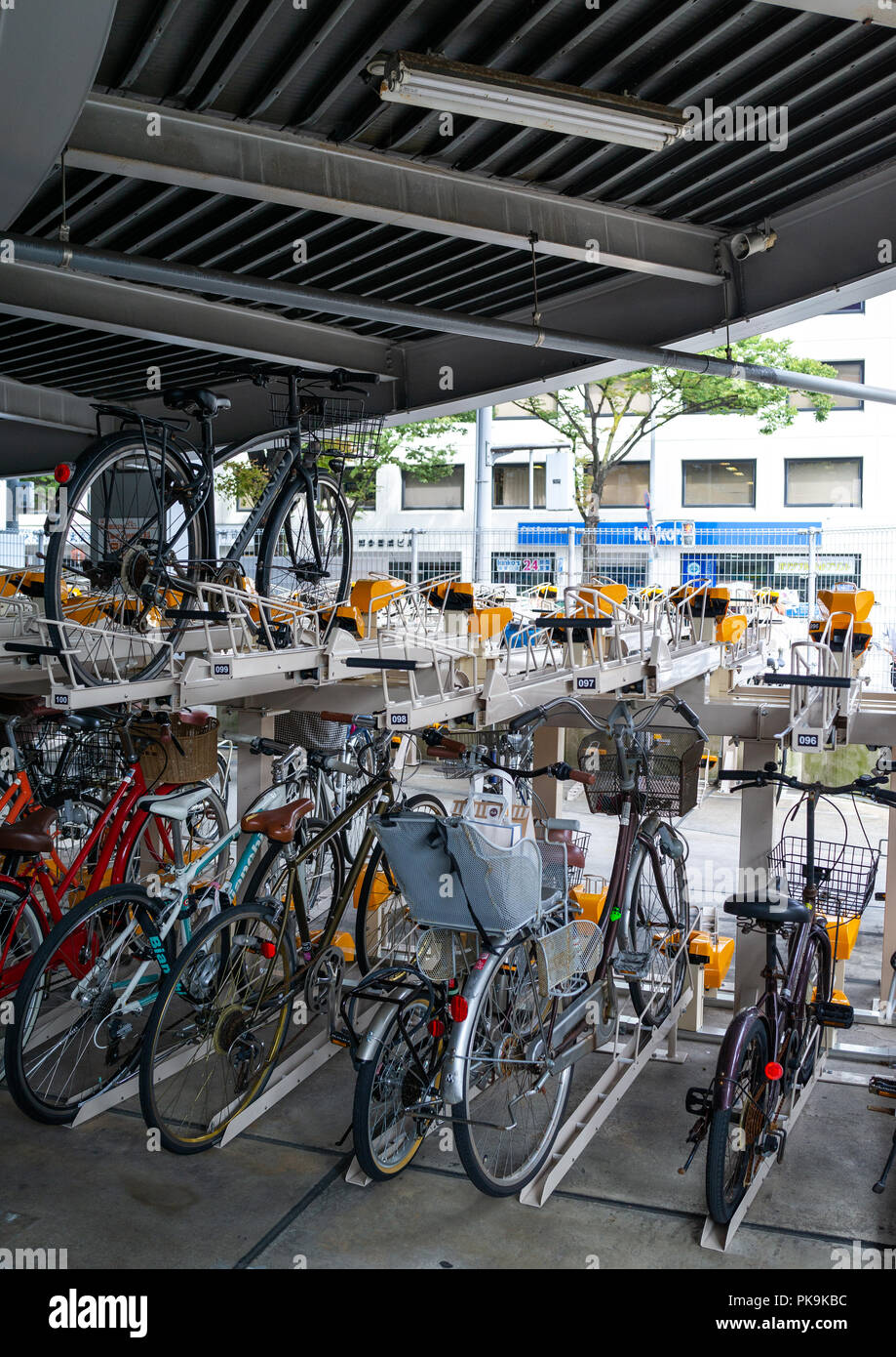 Il parcheggio per le bici stazione, regione di Kyushu, Fukuoka, Giappone Foto Stock