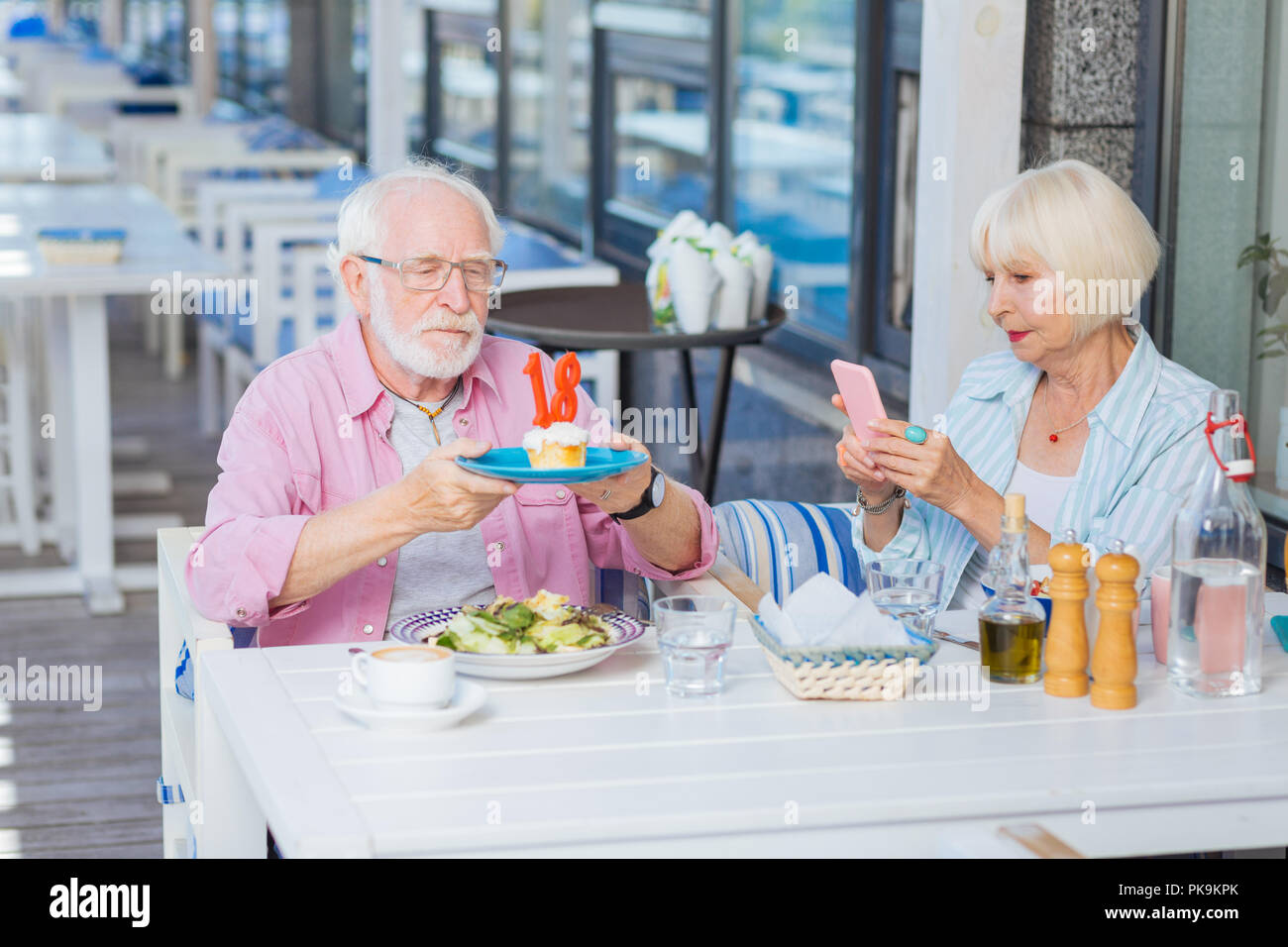 Nizza uomo più anziano avente una festa di compleanno Foto Stock