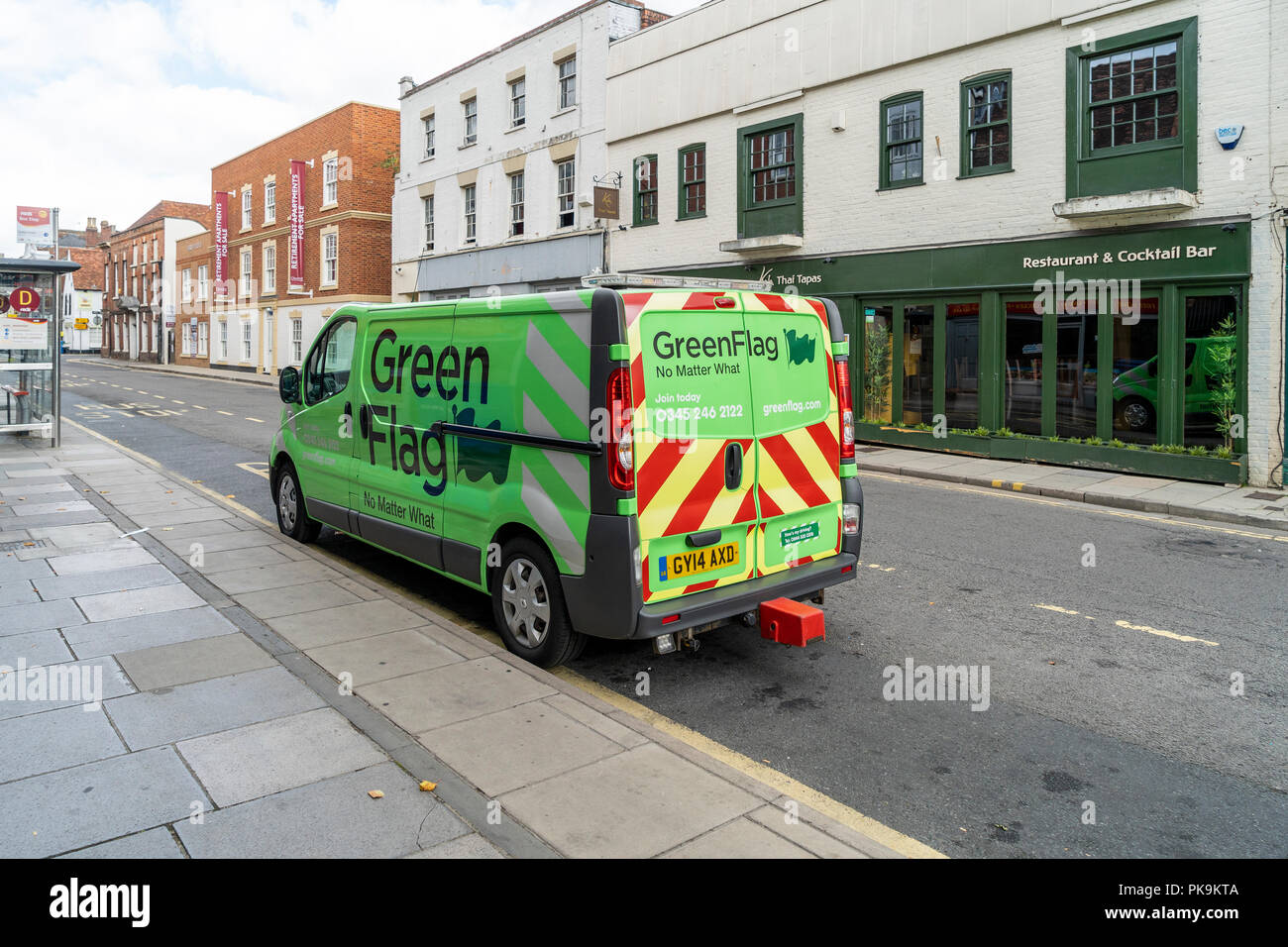 Bandiera verde Servizio assistenza guasti veicolo parcheggiato in strada Foto Stock