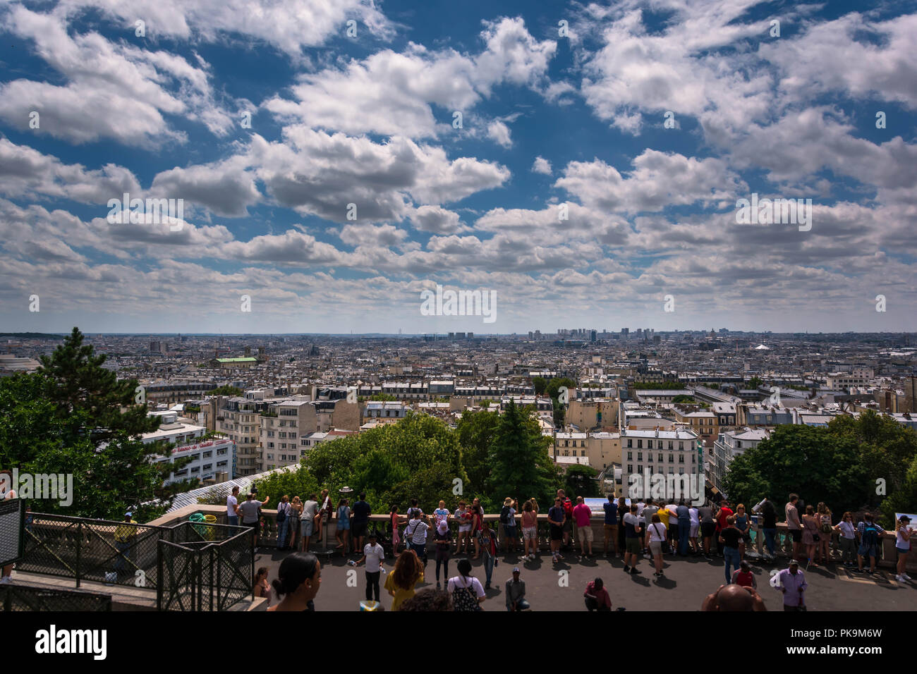 Vista di Parigi dal Sacré-Coeur Cattedrale di pietra calcarea di Montmartre , Parigi, Francia Foto Stock