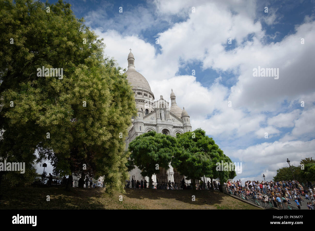 Sacré-Coeur Cattedrale di pietra calcarea di Montmartre , Parigi,Francia durante sunnyday con conopy verde Foto Stock