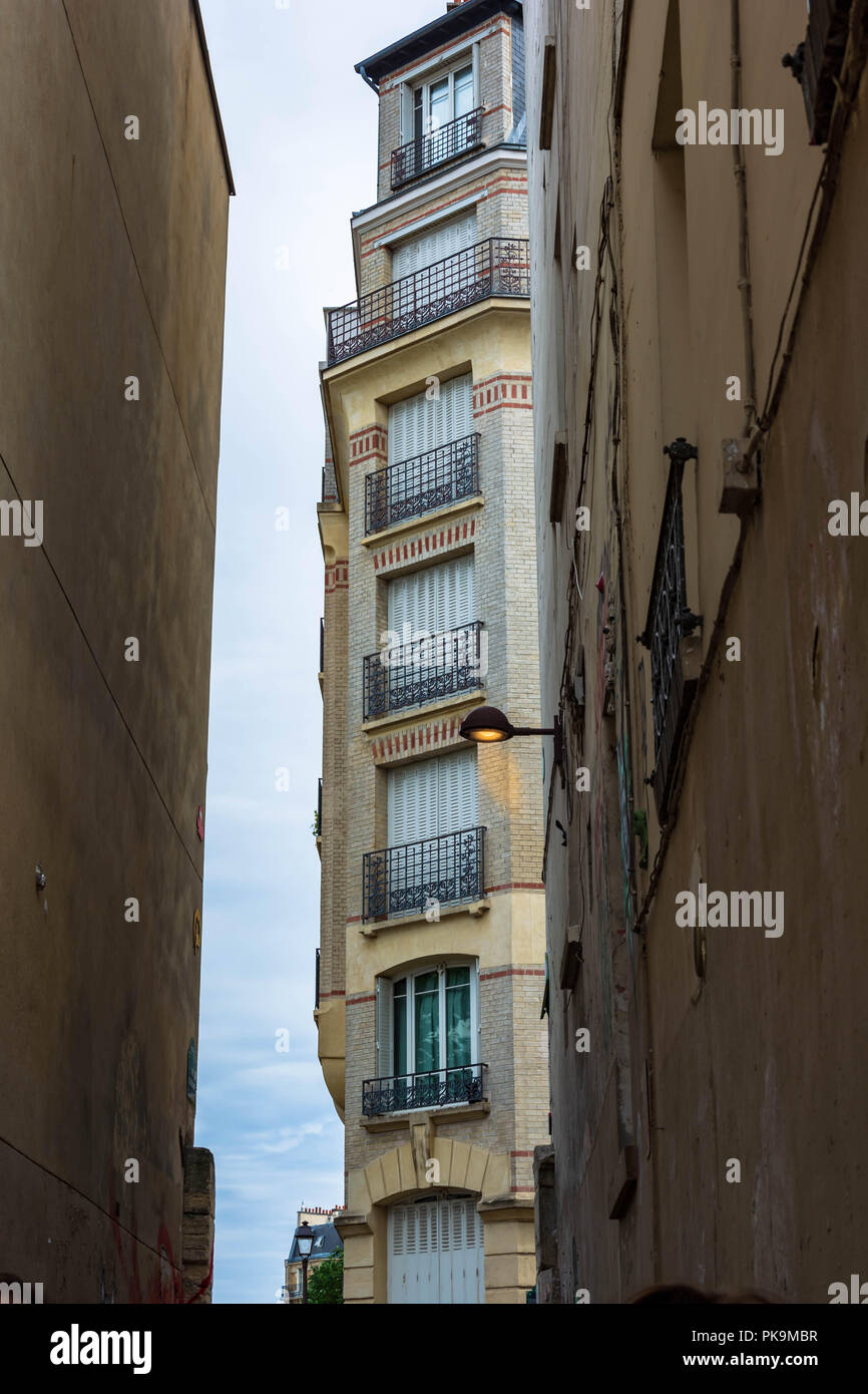 Strada stretta a Montmartre, Paris, Francia con un lampione Foto Stock