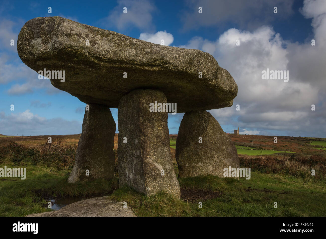 Lanyon Quoit con Ding Dong miniera in background, vicino a St Ives, Cornwall, Regno Unito Foto Stock