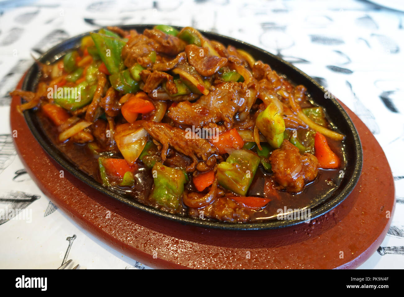 Sizzling piastra calda di carne e verdura Foto Stock