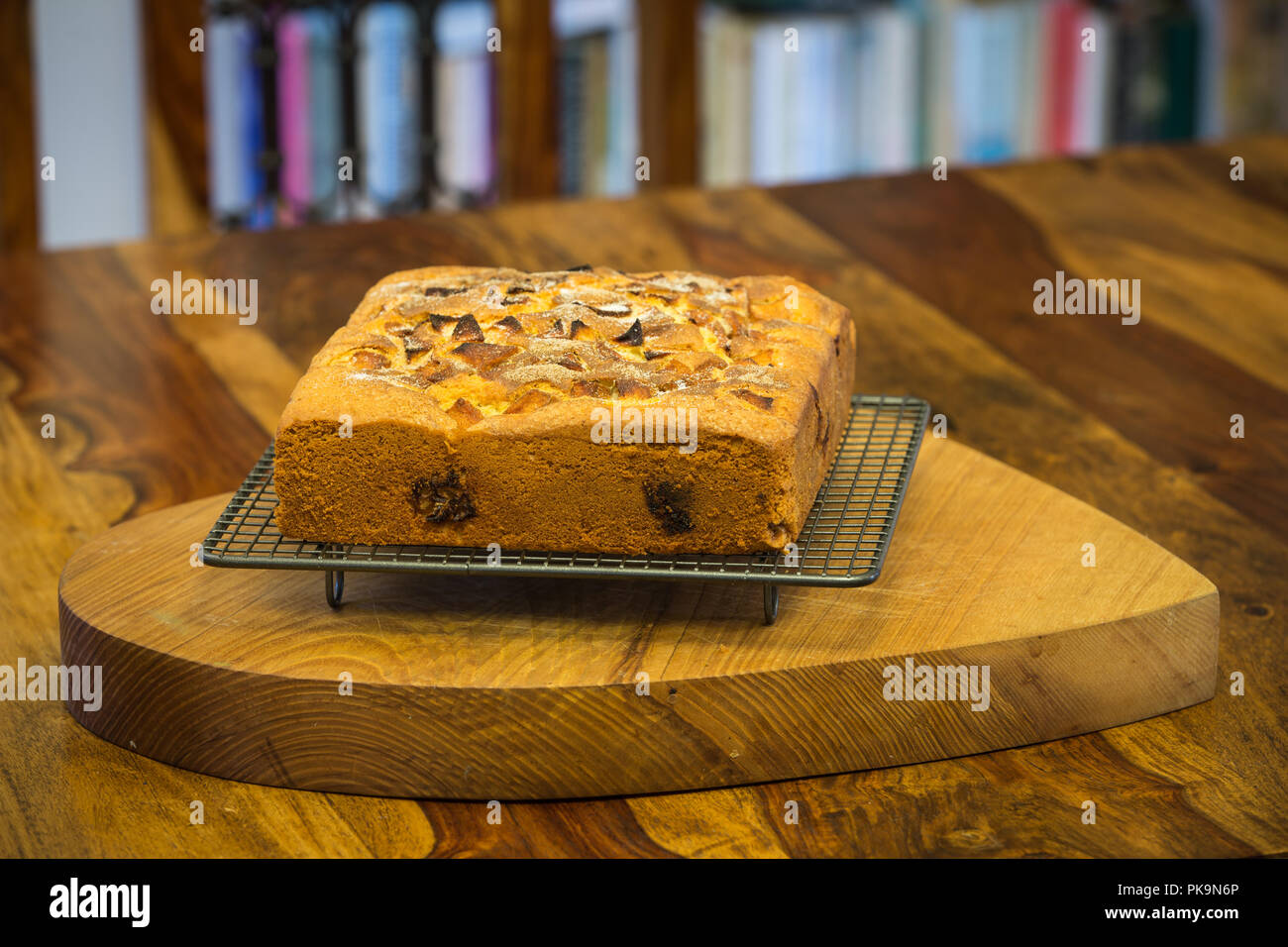 Apple sulla torta a forma di cuore ad tagliere sul tavolo di legno Foto Stock