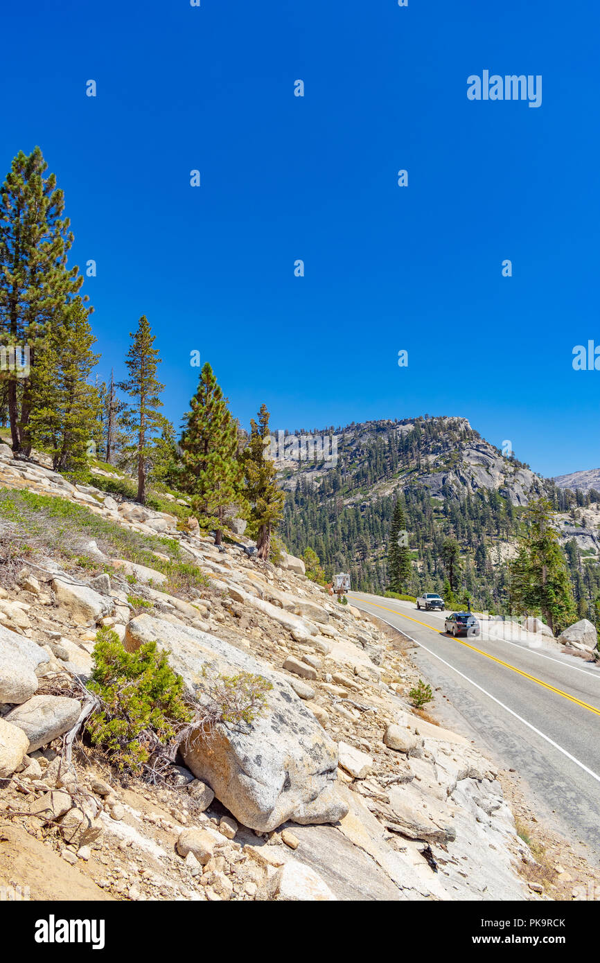 La strada attraverso il Tioga Pass a Yosemite Park Foto Stock