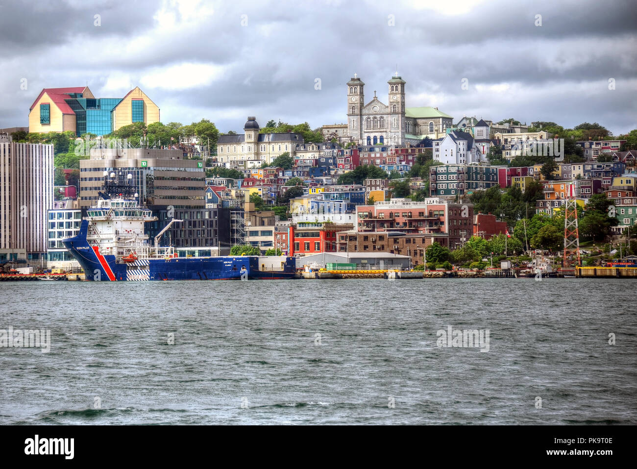 San Giovanni, NL, Canada - Agosto 10, 2018: Downtown di San Giovanni con la Basilica di San Giovanni Battista e le colorate casette a schiera la città è Foto Stock
