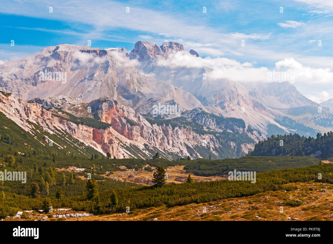 Vette delle Dolomiti e la val di Fanes Senes Braies Parco Naturale, l'Italia, dal sentiero di Senes baita di montagna Foto Stock