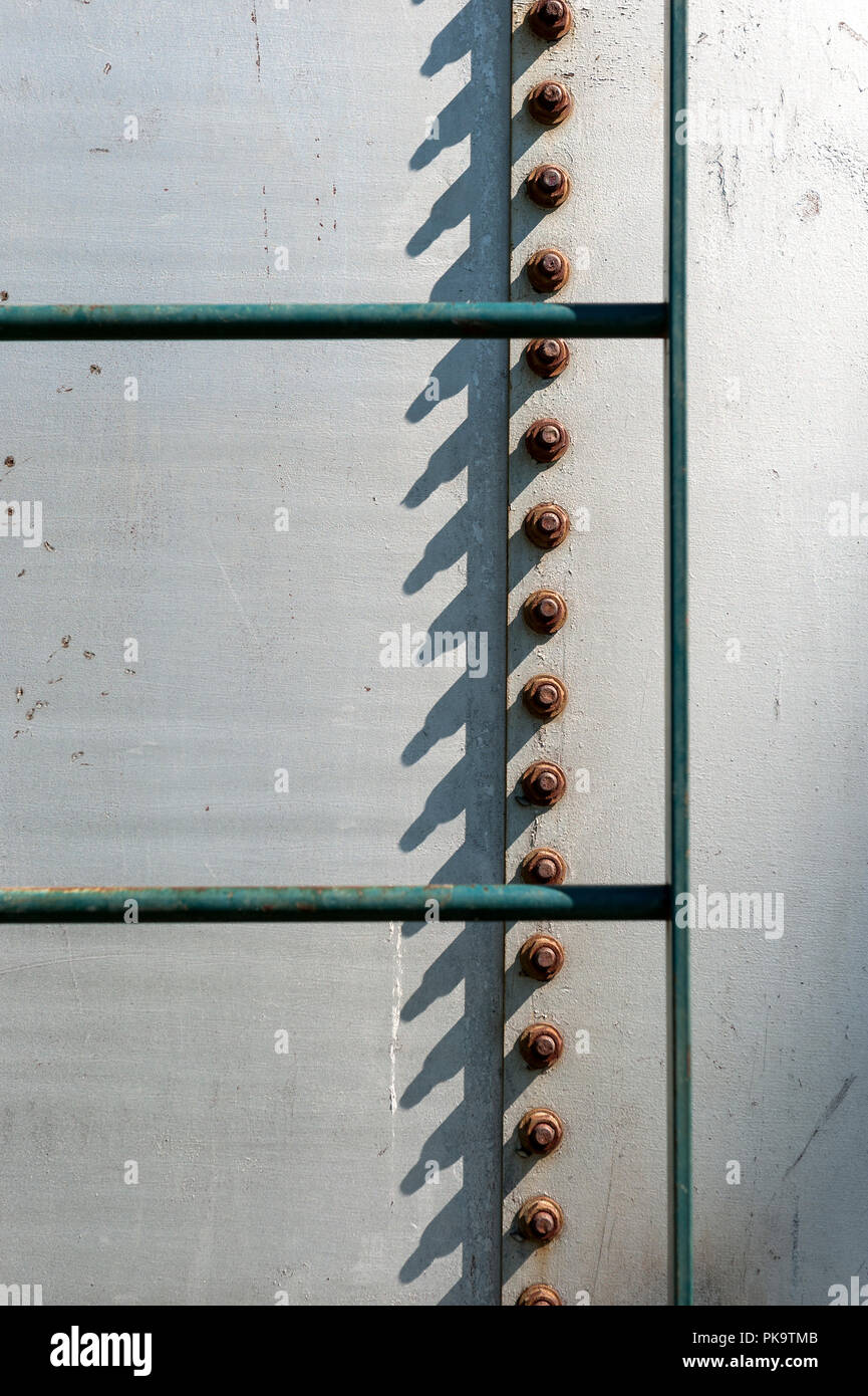 Arrugginendo metallo viti/viti su un silo Foto Stock