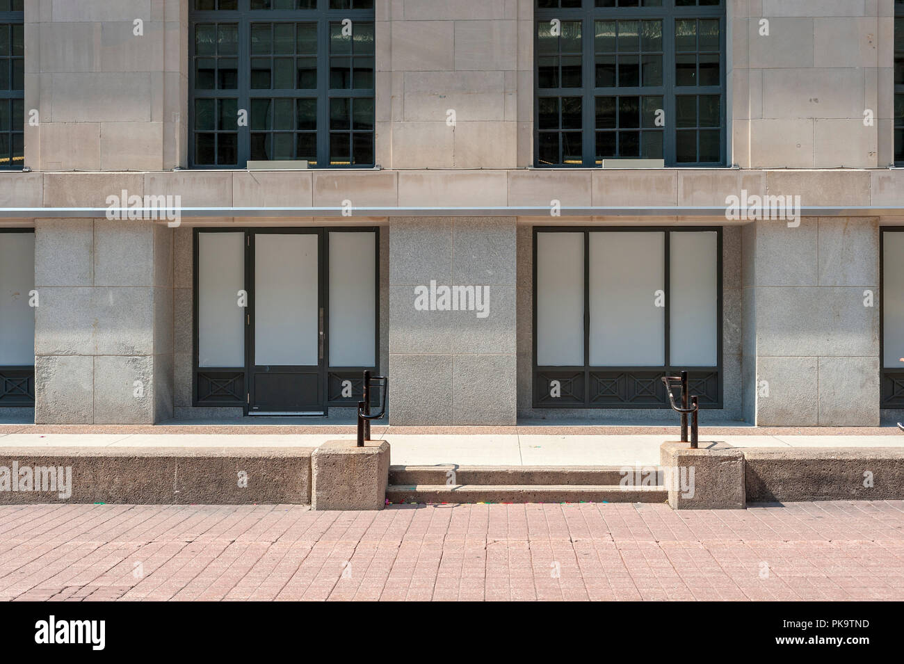 Le fasi fino all'ingresso di un severo edificio in calcestruzzo Foto Stock