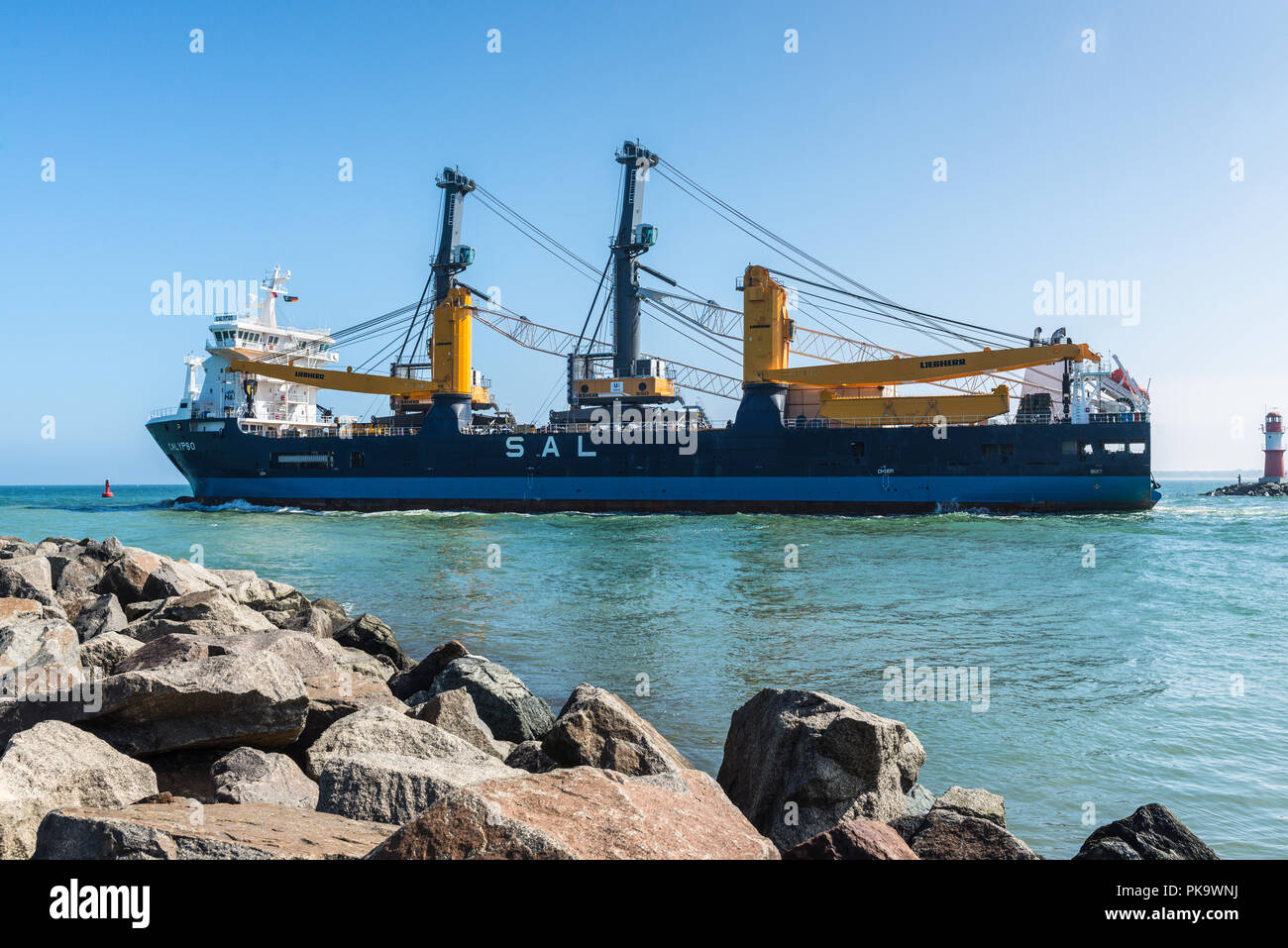 Rostock, Germania - 26 Maggio 2017: il sollevamento pesante nave da trasporto Calypso lascia il porto di Warnemunde, città anseatica di Rostock, Mecklenburg-Vorpommern, germe Foto Stock