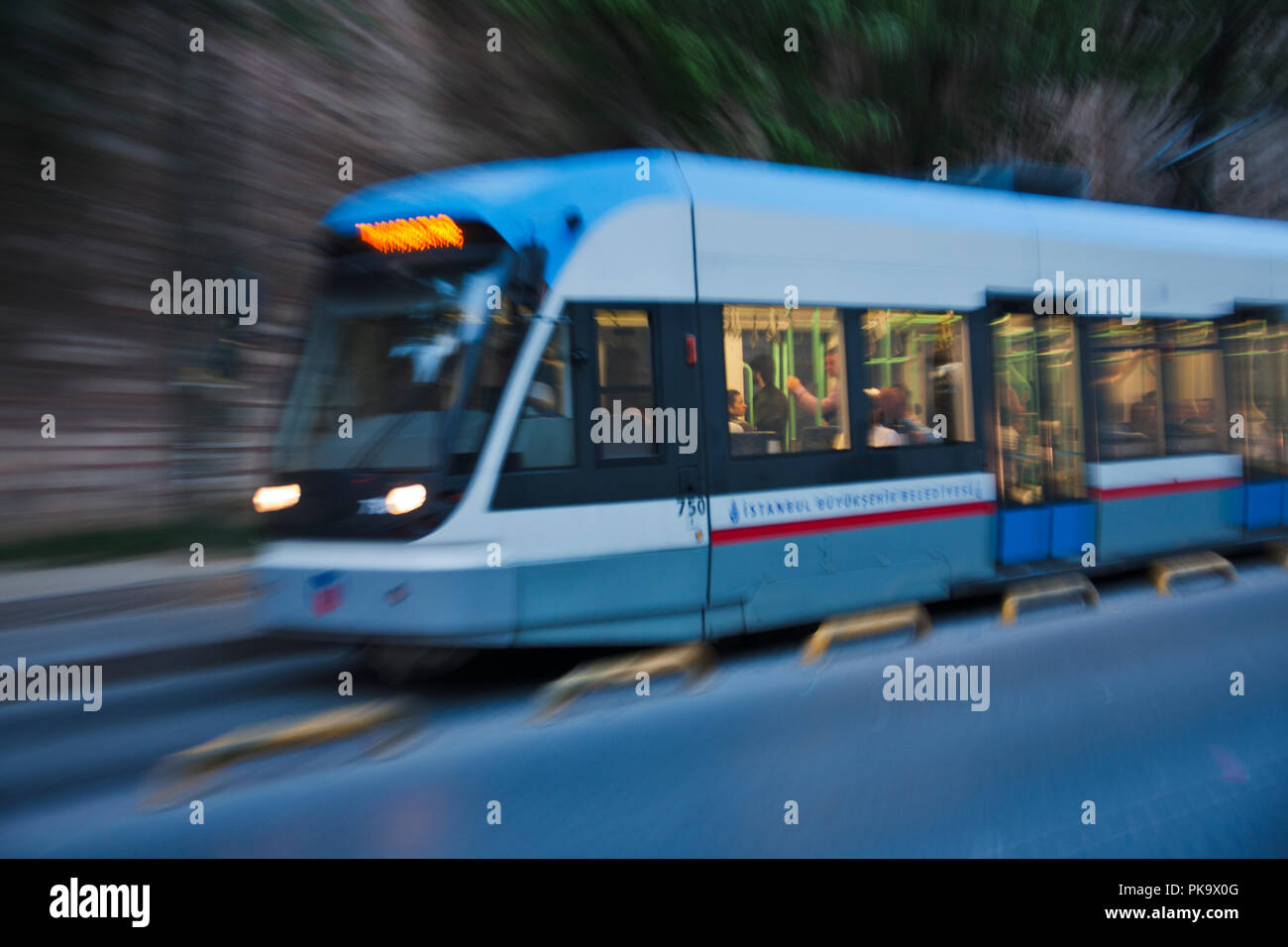 Il tram sulla strada, Istanbul, Turchia Foto Stock