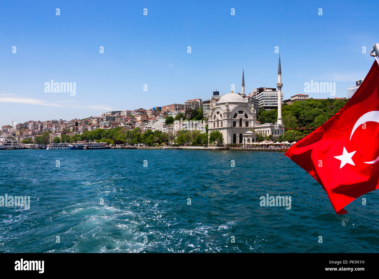 La Moschea Ortakoy e bandiera nazionale, Golden Horn, Istanbul, Turchia Foto Stock