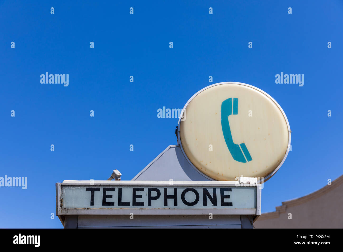 Segno telefono sulla cabina di telefono; CALIFORNIA, STATI UNITI D'AMERICA Foto Stock