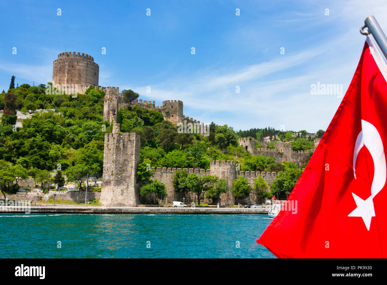 Rumeli Castello e bandiera nazionale, Istanbul, Turchia Foto Stock