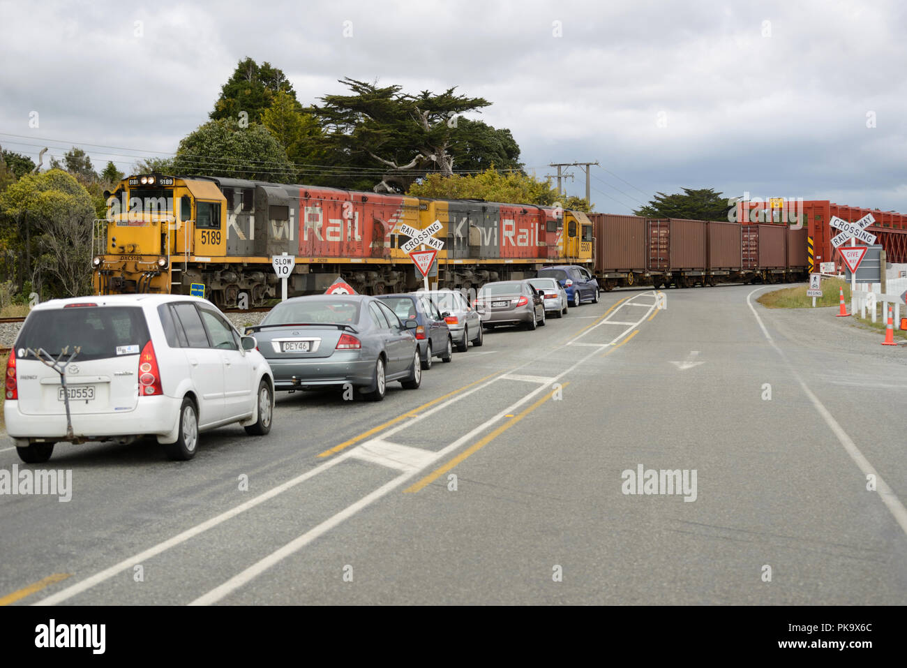 Fiume TARAMAKAU, Nuova Zelanda, Novembre 18, 2017: un treno merci contiene fino il traffico presso la storica strada-ferrovia a ponte che attraversa il fiume Taramakau vicino a Greymouth, Nuova Zelanda Foto Stock