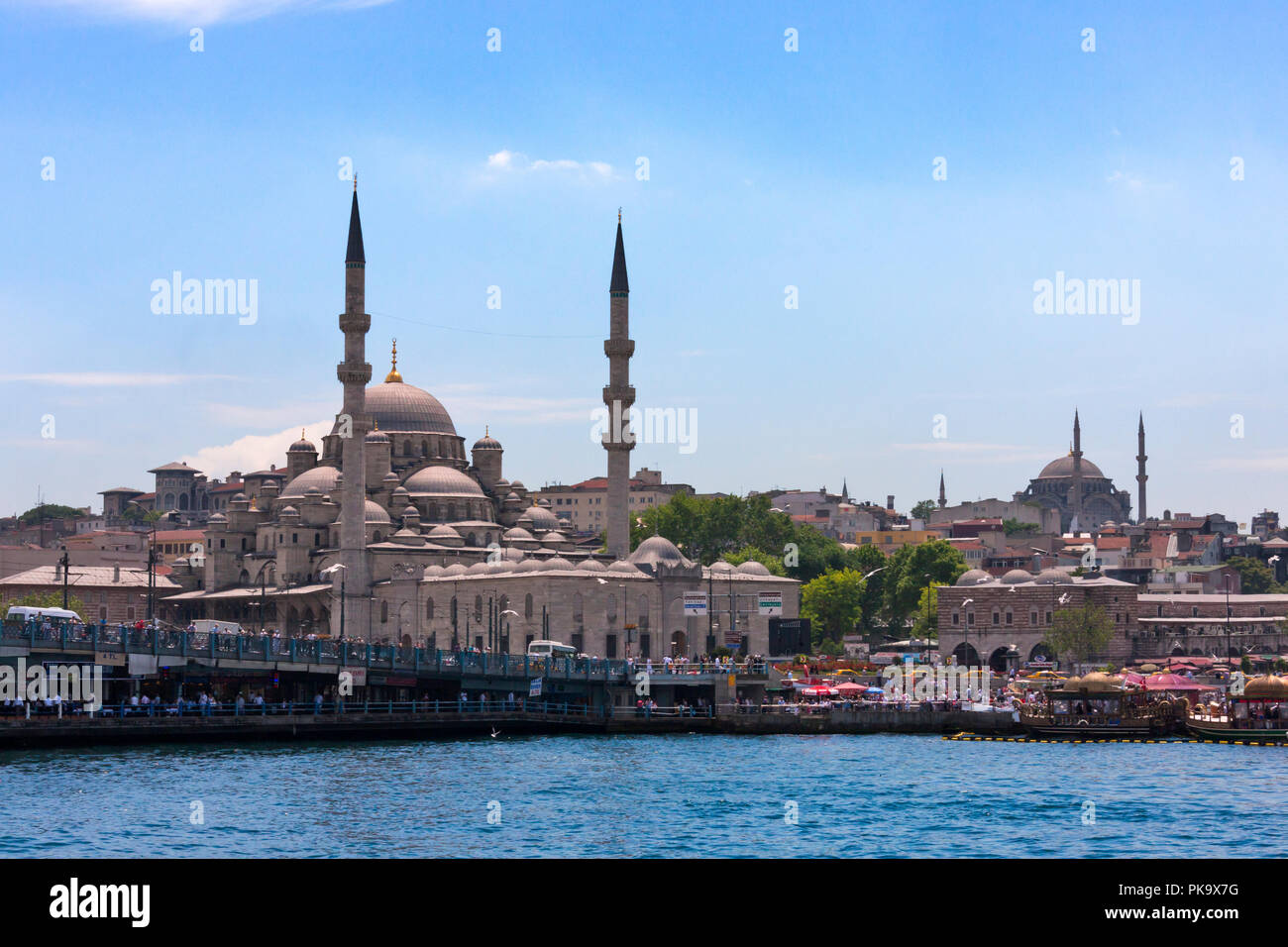 Yeni Cami (Nuova Moschea) e altri edifici lungo il lungomare, Golden Horn, Istanbul, Turchia Foto Stock