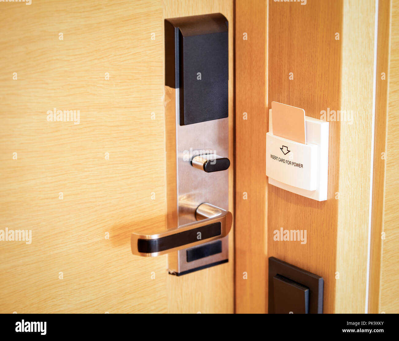 Scheda elettronica smart serratura sulla porta di legno presso l'hotel per  l'alimentazione Foto stock - Alamy