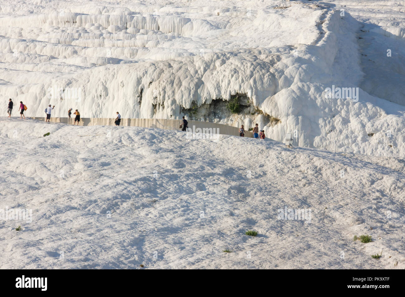 I turisti sulle terrazze di travertino di Pamukkale, Turchia (Patrimonio Mondiale dell'UNESCO) Foto Stock