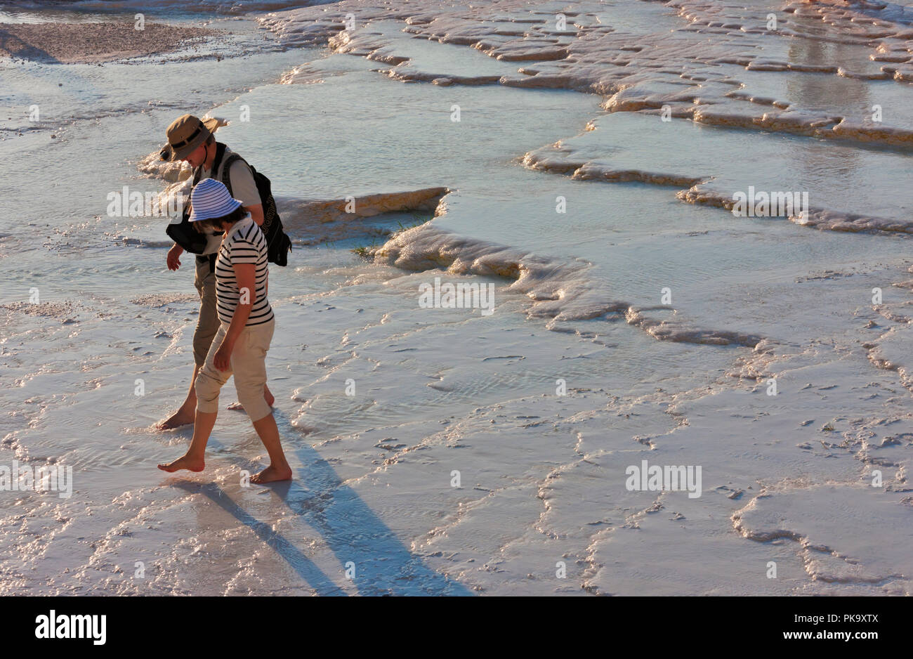 I turisti sulle terrazze di travertino di Pamukkale, Turchia (Patrimonio Mondiale dell'UNESCO) Foto Stock