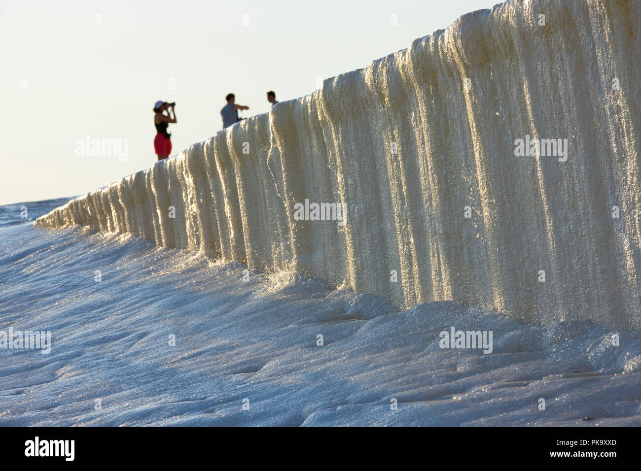 I turisti sulle terrazze di travertino di Pamukkale, Turchia (Patrimonio Mondiale dell'UNESCO) Foto Stock