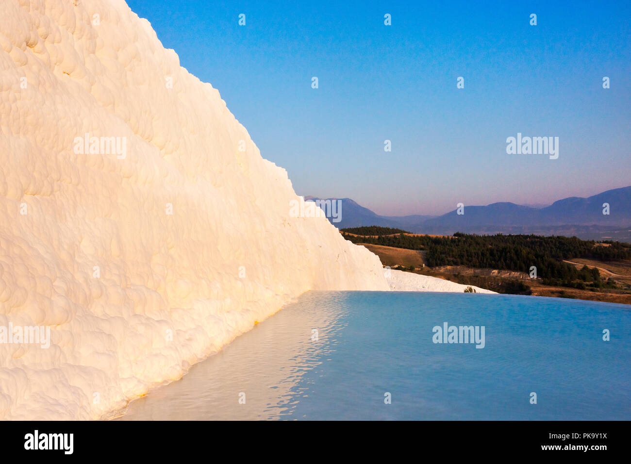 Terrazze di travertino di Pamukkale, Turchia (Patrimonio Mondiale dell'UNESCO) Foto Stock