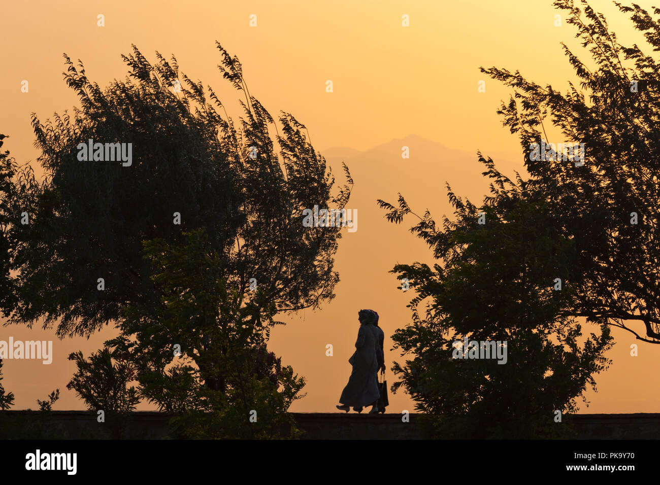 La gente camminare al tramonto, Pamukkale, Turchia Foto Stock
