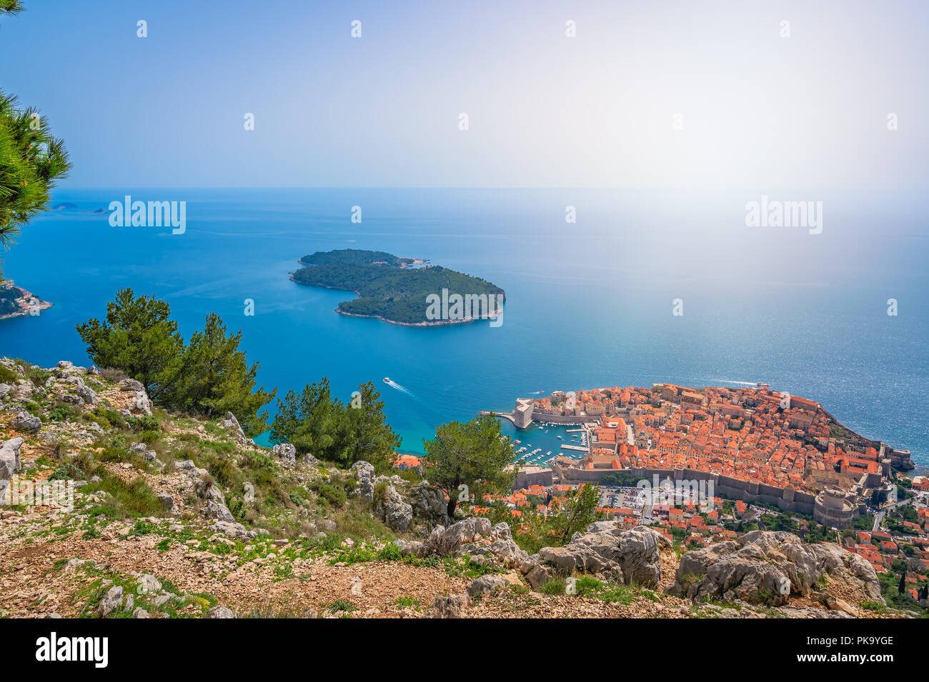 La città vecchia di Dubrovnik, sulla lista UNESCO del patrimonio dell'umanità, come visto dall'alto,Croazia. Foto Stock