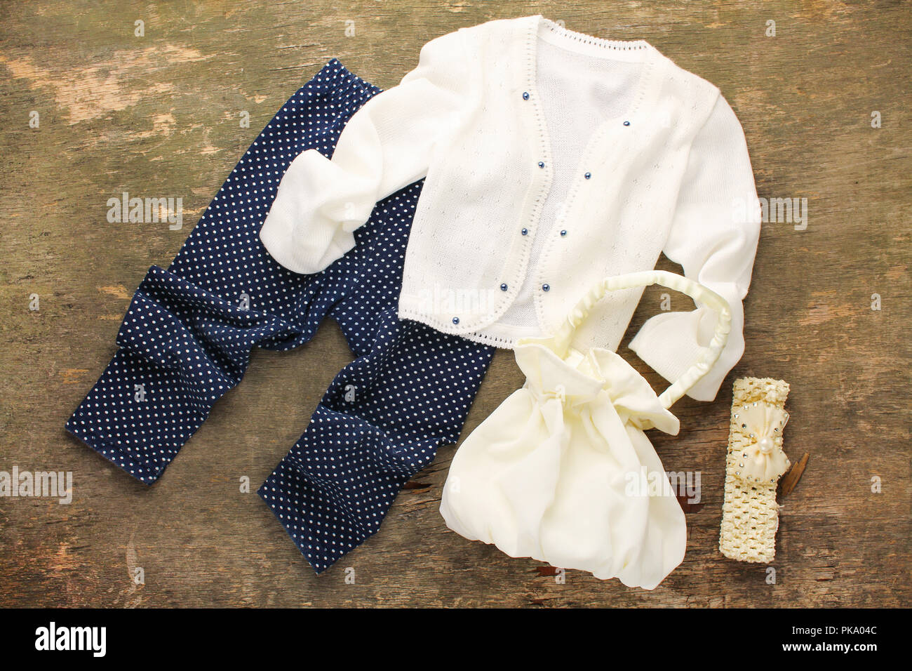 Estate Abbigliamento per bambini: gambali, maglione, fascia. Vista dall'alto. Foto Stock