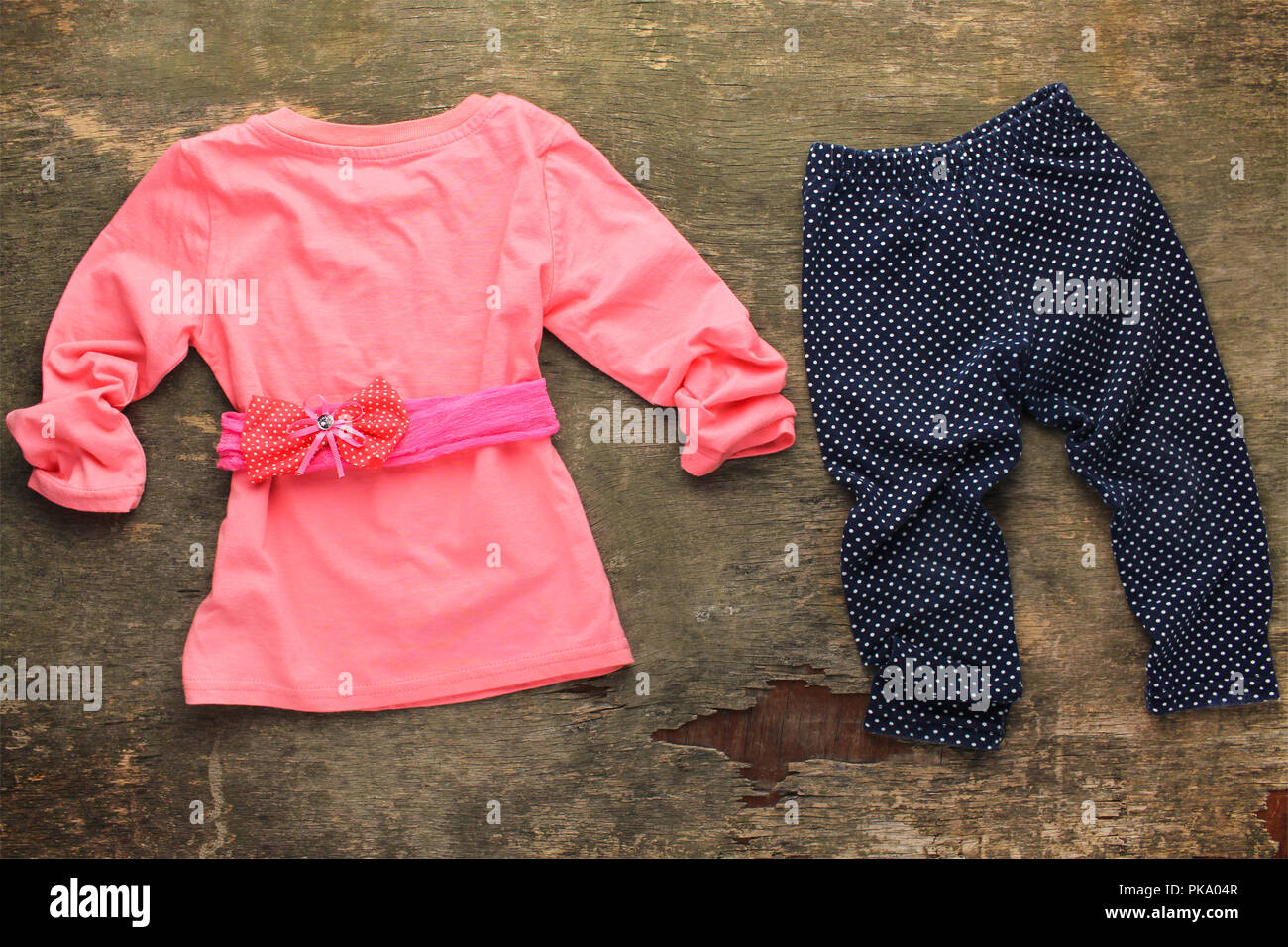 Abbigliamento per bambini: leggings e un maglione. Vista dall'alto. Foto Stock