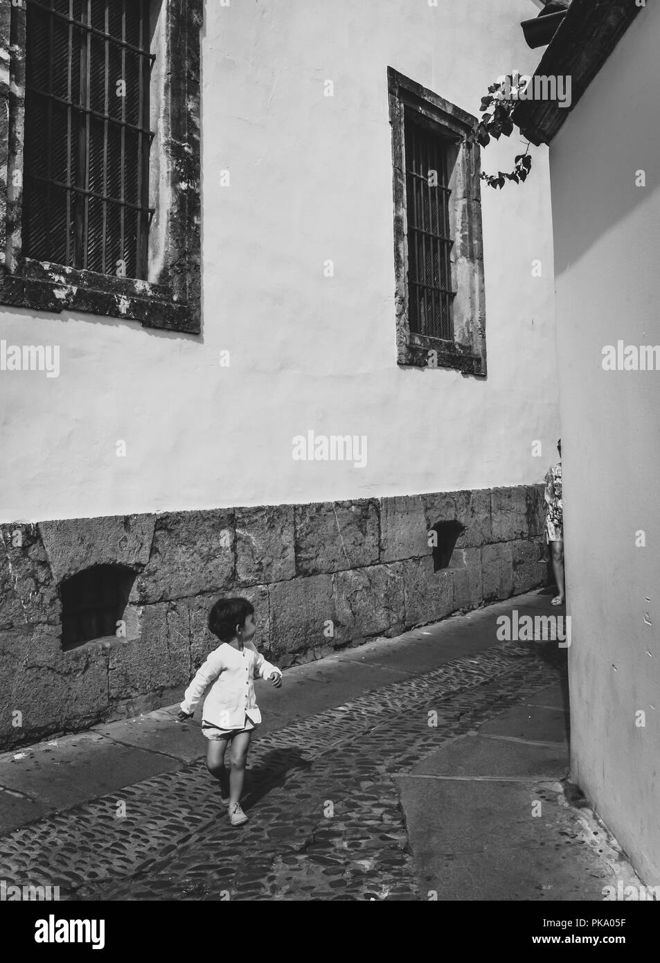 Cordoba/ Spagna - 20/08/18 - i bambini in esecuzione l'area della città vecchia di Cordoba - Spagna Foto Stock