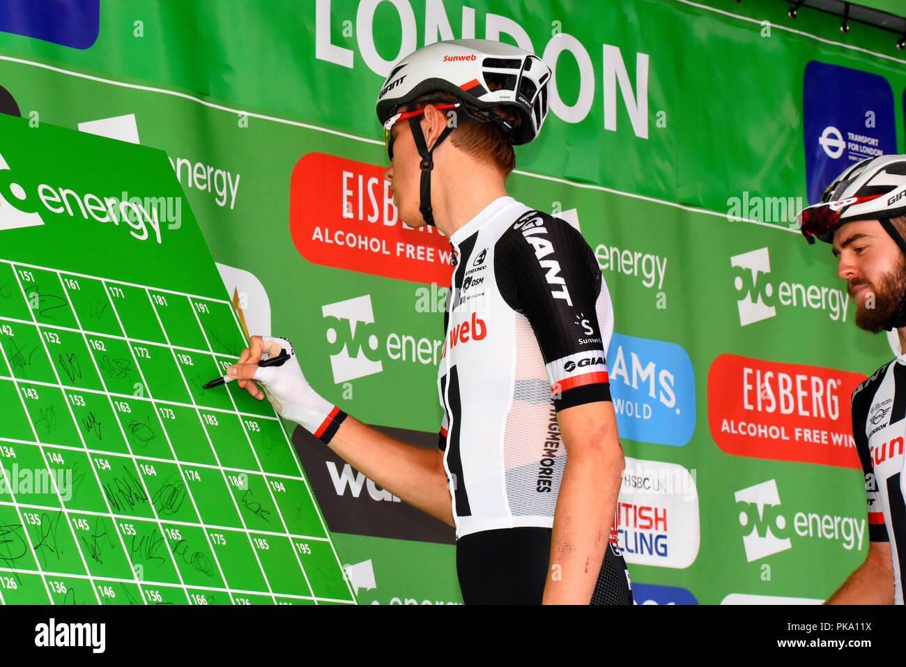 Nils Eekhoff del team La Ragnatela Solare firma in ovo Energy Tour della Gran Bretagna cycle race, stadio 8, Londra, Regno Unito. Foto Stock
