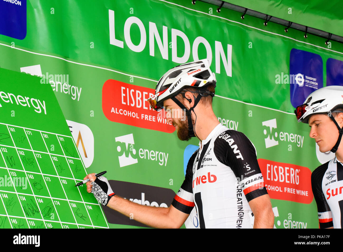 Christopher Hamilton del team La Ragnatela Solare firma in ovo Energy Tour della Gran Bretagna cycle race, stadio 8, Londra, Regno Unito. Foto Stock
