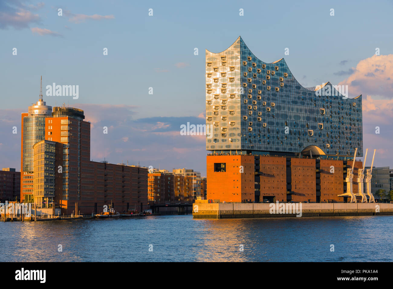 La Elbphilharmonie (Elbe Philharmonic Hall) è una sala da concerto nel quartiere HafenCity di Amburgo, Germania, sulla penisola del fiume Elba. È Foto Stock